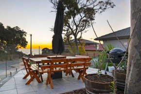 Ocean Views Apartment 2 min walk to train & ocean, Adelaide